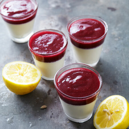 Mandel-Panna-Cotta mit Matchapulver Mandel-Panna-Cotta mit Matchapulver
