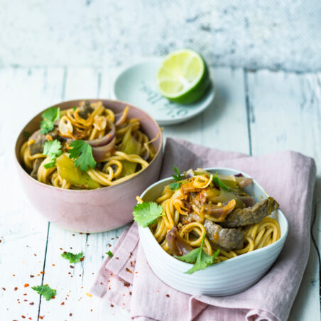 Spaghetti mit Zwiebeln und Rindfleisch Spaghetti mit Zwiebeln und Rindfleisch