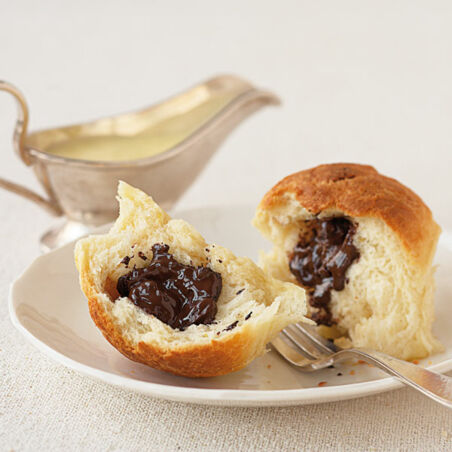 Schoko-Buchteln mit weißer Schokoladensauce Schoko-Buchteln mit weißer Schokoladensauce