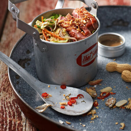 Sobanudel-Spitzkohl-Salat mit Ente und Orangen-Tahin-Dressing Sobanudel-Spitzkohl-Salat mit Ente und Orangen-Tahin-Dressing