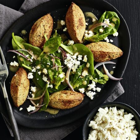 Blumenkohl-Falafeln auf Spinatsalat Blumenkohl-Falafeln auf Spinatsalat