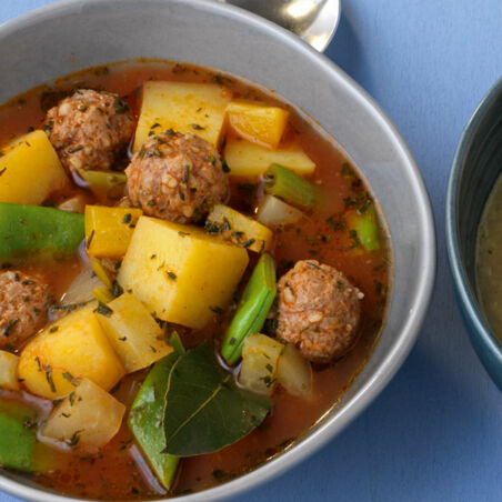 Gemüse-Kartoffelsuppe mit Fleischklößchen Gemüse-Kartoffelsuppe mit Fleischklößchen