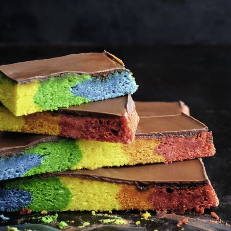Rainbow-Poke-Cake mit Schoko Rainbow-Poke-Cake mit Schoko
