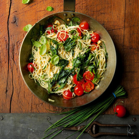 Capellini-Pfanne mit Blattspinat, Cocktailtomaten und frischen Kräutern Capellini-Pfanne mit Blattspinat, Cocktailtomaten und frischen Kräutern
