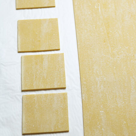 Blätterteigpastete mit weißem Spargel, Estragon und frischen Erbsen Blätterteigpastete mit weißem Spargel, Estragon und frischen Erbsen