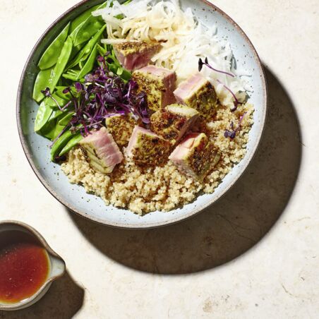 Poke Bowl mit Thunfisch, Quinoa und Zuckerschoten Poke Bowl mit Thunfisch, Quinoa und Zuckerschoten
