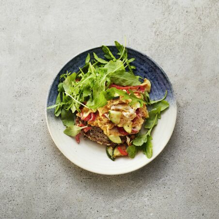 Ajvar-Rührei mit Rucola Ajvar-Rührei mit Rucola