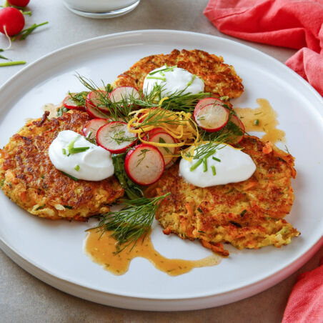 Vegane Kohlrabi-Möhren-Puffer mit Radieschensalat Vegane Kohlrabi-Möhren-Puffer mit Radieschensalat