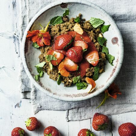 Amarant-Kokos-Porridge mit Erdbeeren Amarant-Kokos-Porridge mit Erdbeeren