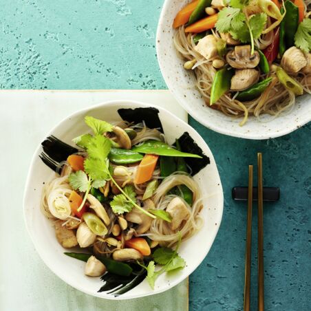 Asiatische Glasnudeln mit Gemüse und Huhn Asiatische Glasnudeln mit Gemüse und Huhn