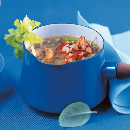 Miesmuschelsuppe mit Gemüse und Basilikum Miesmuschelsuppe mit Gemüse und Basilikum