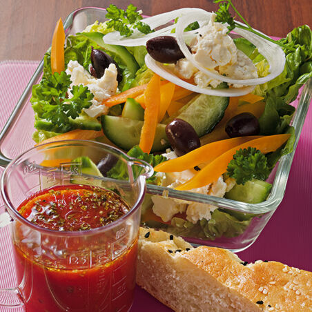 Griechischer Salat mit Tomatensauce Griechischer Salat mit Tomatensauce