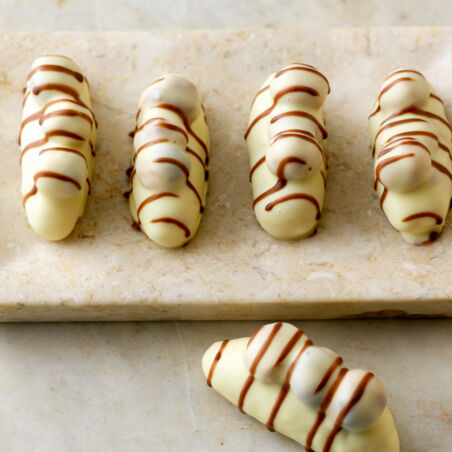 Haselnüsse auf Orangenmarzipan Haselnüsse auf Orangenmarzipan