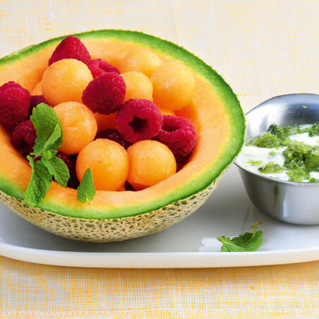 Himbeer-Melonen-Salat mit Limettenzucker Himbeer-Melonen-Salat mit Limettenzucker