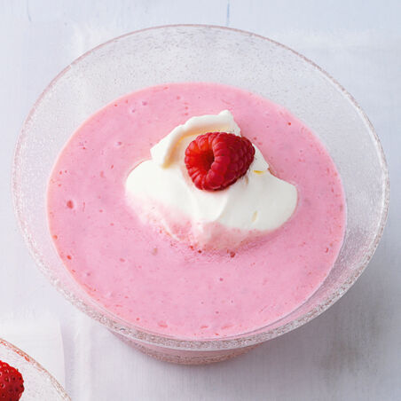 Joghurtkaltschale mit geeisten Himbeeren Joghurtkaltschale mit geeisten Himbeeren