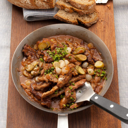 Essigsaure Zwiebel-Senf-Sauce mit geschnetzelter Kalbsleber Essigsaure Zwiebel-Senf-Sauce mit geschnetzelter Kalbsleber