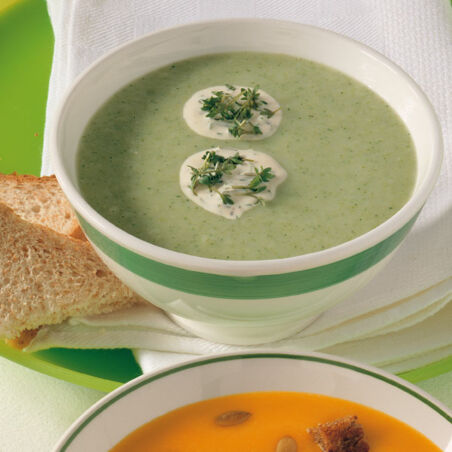 Brokkolicremesuppe mit Kressesahne Brokkolicremesuppe mit Kressesahne