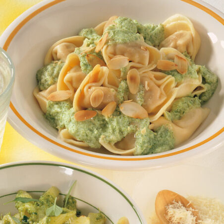 Tortellini mit Brokkolipüree Tortellini mit Brokkolipüree