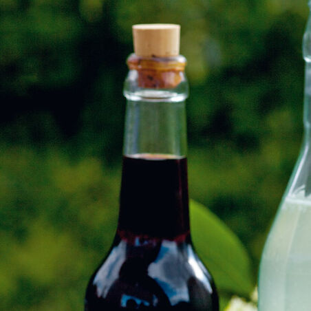 Cassis mit Rotwein und Korn Cassis mit Rotwein und Korn