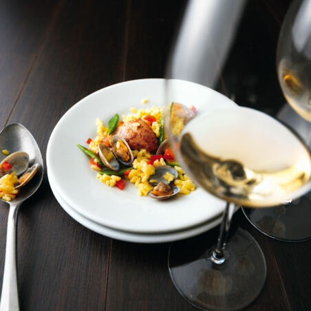 Paella mit Muscheln und Kaninchen Paella mit Muscheln und Kaninchen