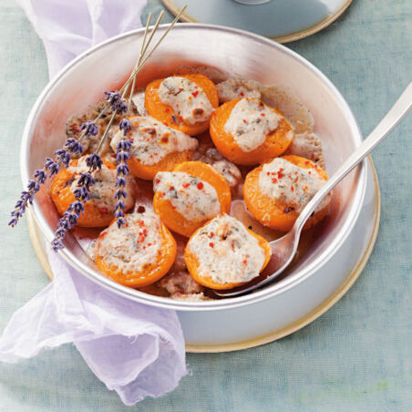 Gratinierte Aprikosen mit Walnuss-Ziegenfrischkäse-Füllung und Schokoladensauce Gratinierte Aprikosen mit Walnuss-Ziegenfrischkäse-Füllung und Schokoladensauce