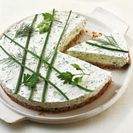 Frischkäse-Torte mit Kräutern Frischkäse-Torte mit Kräutern