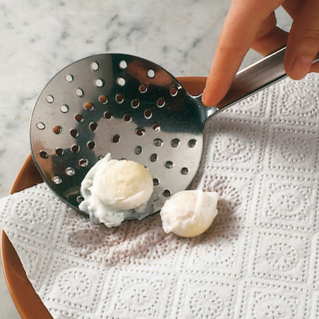 Pochierte Eier im Feldsalatnest Pochierte Eier im Feldsalatnest