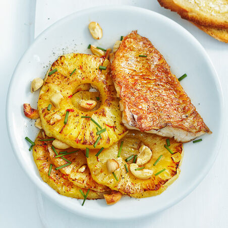 Karibische Rotbarbe mit Ananas Karibische Rotbarbe mit Ananas