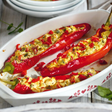 Gefüllte Spitzpaprika mit Schafskäsecreme Gefüllte Spitzpaprika mit Schafskäsecreme
