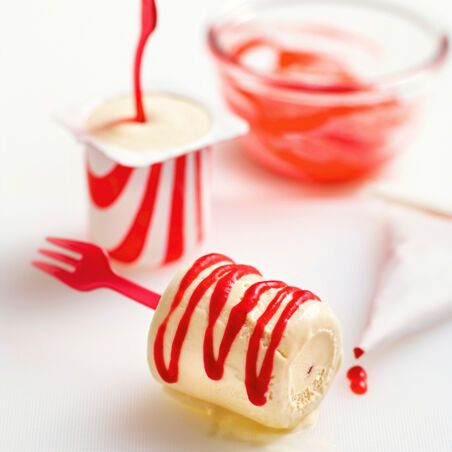 Tonkabohnen-Eis mit Erdbeermantel Tonkabohnen-Eis mit Erdbeermantel