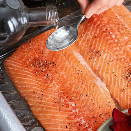 Selbst gebeizter Lachs mit Wodka und Roter Bete Selbst gebeizter Lachs mit Wodka und Roter Bete