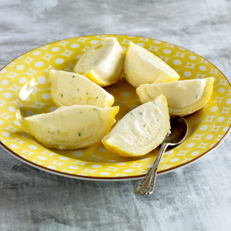 Zitronenparfait in der Frucht Zitronenparfait in der Frucht