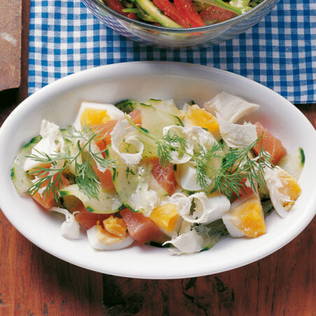 Westerländer Gurkensalat mit Lachs und Eiern Westerländer Gurkensalat mit Lachs und Eiern