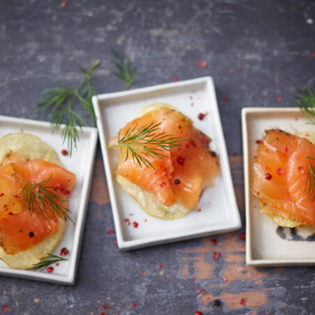 Gebeizter Lachs auf Chips Gebeizter Lachs auf Chips