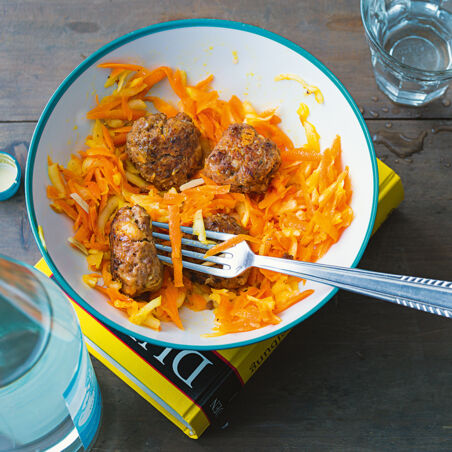 Apfel-Möhren-Salat mit Hackbällchen Apfel-Möhren-Salat mit Hackbällchen