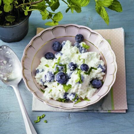 Körniger Frischkäse mit Heidelbeeren und Minze Körniger Frischkäse mit Heidelbeeren und Minze