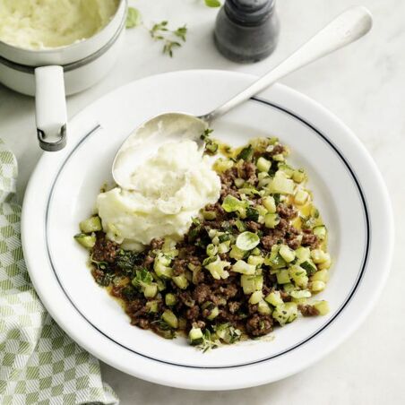 Zucchini-Hack-Pfanne mit Kartoffelpüree Zucchini-Hack-Pfanne mit Kartoffelpüree
