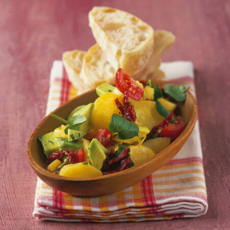 Kartoffelsalat mit Avocado und getrockneten Tomaten Kartoffelsalat mit Avocado und getrockneten Tomaten