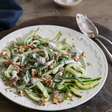 Zucchinisalat mit Walnüssen Zucchinisalat mit Walnüssen