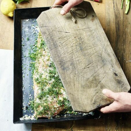 Selbst gebeizter Lachs mit Dill und Gewürzen Selbst gebeizter Lachs mit Dill und Gewürzen