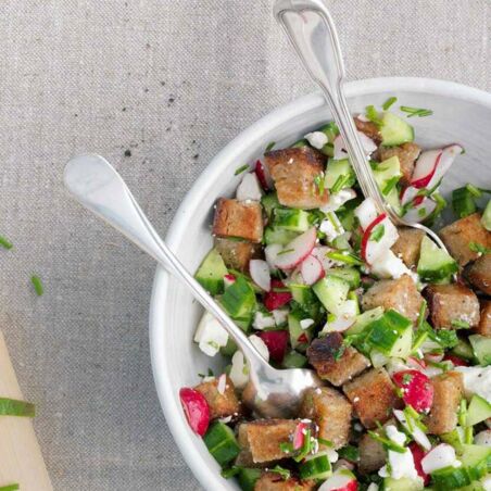 Brotsalat mit Radieschen Brotsalat mit Radieschen