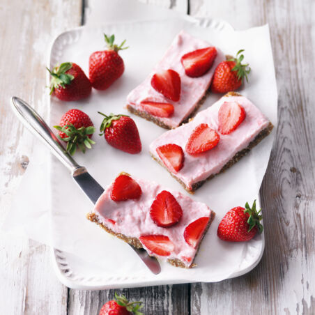 Cheesecake-Bars mit Erdbeeren und Honig Cheesecake-Bars mit Erdbeeren und Honig