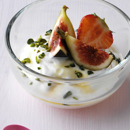 Griechischer Joghurt mit Honig und Pistazien Griechischer Joghurt mit Honig und Pistazien