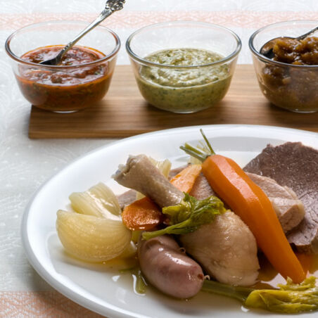 Gekochtes Fleisch mit drei Saucen Gekochtes Fleisch mit drei Saucen