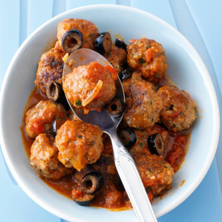 Hackbällchen in Tomaten-Oliven-Sauce Hackbällchen in Tomaten-Oliven-Sauce