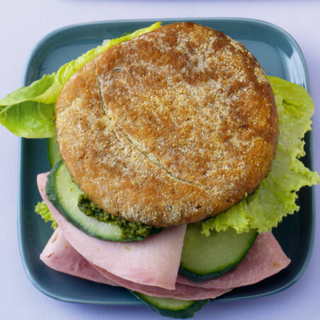Toastbrötchen mit Pesto, Salat, Schinken und Gurke Toastbrötchen mit Pesto, Salat, Schinken und Gurke