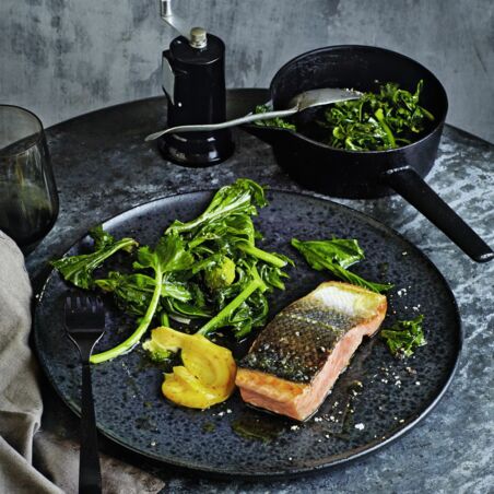 Gebratener Lachs auf Cima di Rapa und Safran-Mayo Gebratener Lachs auf Cima di Rapa und Safran-Mayo