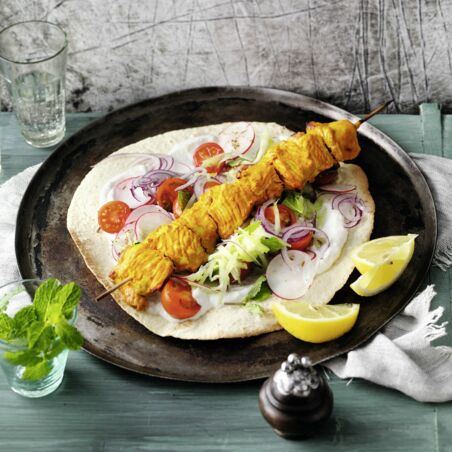 Puten-Tikka im Fladen mit Gurkensalat Puten-Tikka im Fladen mit Gurkensalat