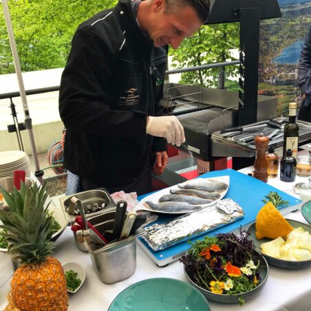 Dorade auf mediterranem Brotsalat Dorade auf mediterranem Brotsalat