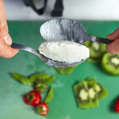 Süße Sushi mit Erdbeeren und scharfer Sauce Süße Sushi mit Erdbeeren und scharfer Sauce